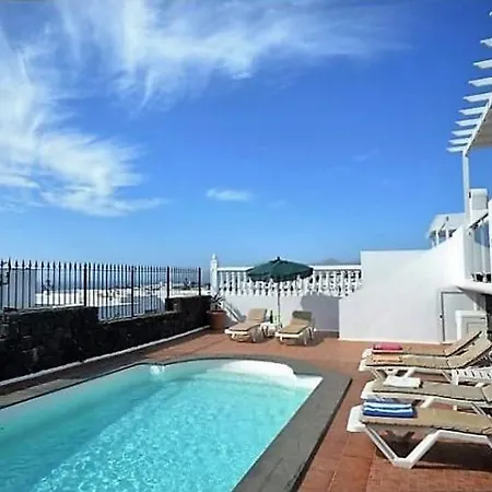 In Puerto Del Carmen Sleeps 6 Includes Swimming Pool Air Con And Wifi * Пуерто-дель-Кармен