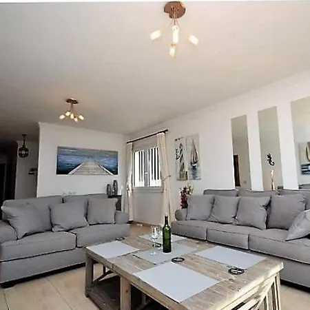 In Puerto Del Carmen Sleeps 6 Includes Swimming Pool Air Con And Wifi Vila *