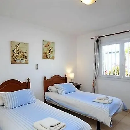 Vila In Puerto Del Carmen Sleeps 6 Includes Swimming Pool Air Con And Wifi *